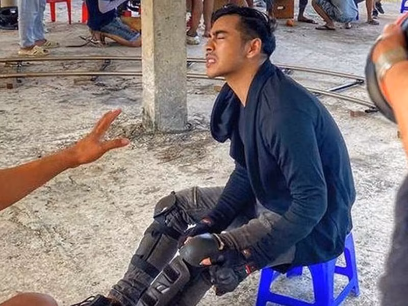 Diễn viên Thanh Bình vỡ sụn gối và chảy máu mắt sau khi nhảy từ độ cao 2m diễn cảnh hành động trong phim quay ở Bình Thuận. Ảnh: Lao động
