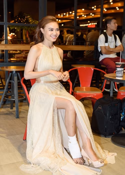 Cảnh rượt đuổi vốn do cascadeur thực hiện nhưng Lan Ngọc muốn tự mình đảm nhận nên gặp tai nạn phim trường đáng tiếc. Ảnh: Zing