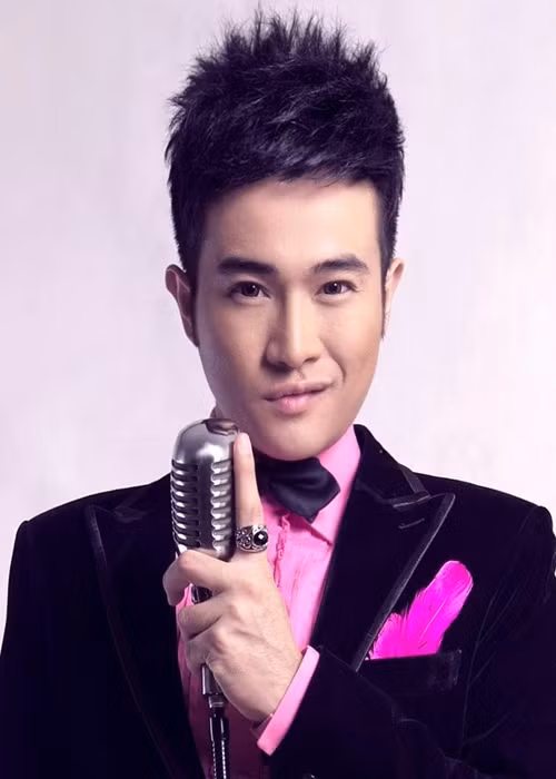 Ít ai biết, Minh Quân từng là thành viên nhóm nhạc Quả dưa hấu. Tuy nhiên, sau nửa năm, anh trở lại con đường ca hát solo. Ảnh: Zing