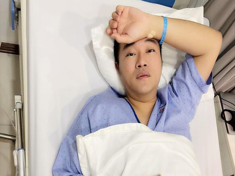 Tháng 10/2021, Minh Quân được bác sĩ chẩn đoán viêm dạ dày cấp. Sau ca phẫu thuật 1 tháng, anh giảm 8 kg. Ảnh: VTV