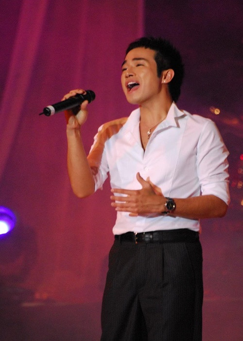 Minh Quân sinh năm 1980, từ nhỏ đã đam mê ca hát. Anh thi vào Nhạc viện Hà Nội năm lớp 11. Ảnh: FBNV