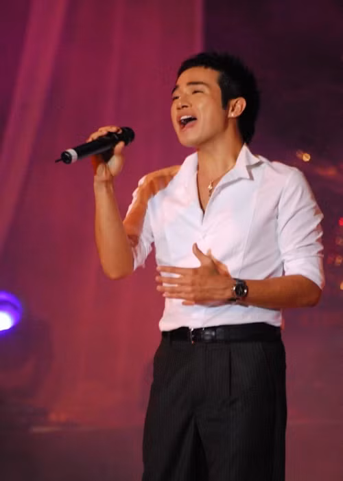 Minh Quân sinh năm 1980, từ nhỏ đã đam mê ca hát. Anh thi vào Nhạc viện Hà Nội năm lớp 11. Ảnh: FBNV