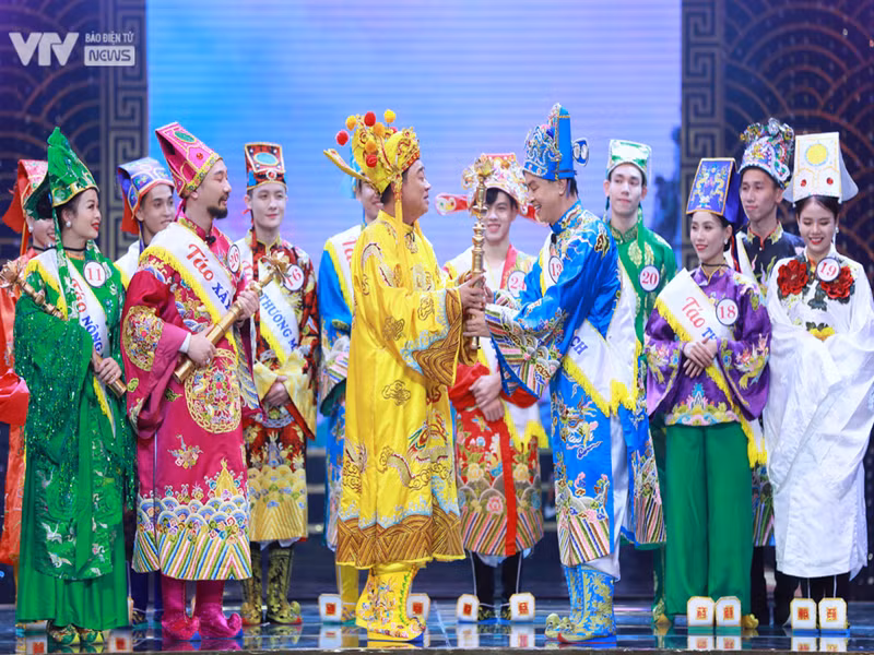 Táo Quân 2023 có nhiều tình tiết gợi nhắc đến những vụ việ gây bão dư luận trong năm 2022 như Táo Kinh tế thích ăn lòng xào dưa, Hằng Nga bị thao túng tâm lý mất hàng chục tỷ đồng, hay Táo Kinh tế lao vào dọa sẽ dùng gậy golf đánh... khi nhìn thấy MC dẫn dài dòng.