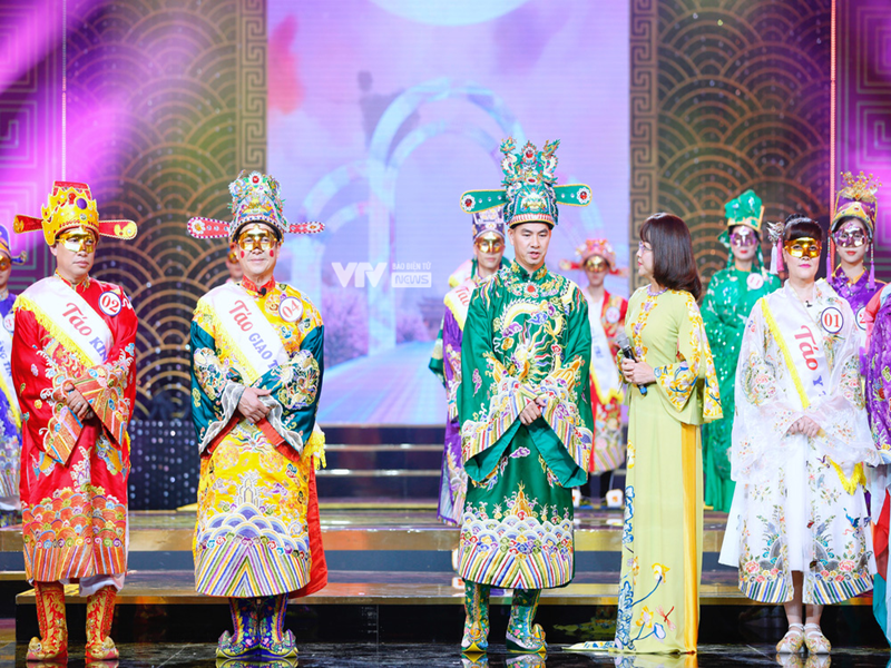 Hình ảnh các Táo đeo sash và số báo danh gợi nhớ đến các cuộc thi nhan sắc bùng nổ trong năm 2022.