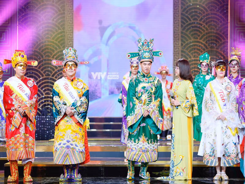 Hình ảnh các Táo đeo sash và số báo danh gợi nhớ đến các cuộc thi nhan sắc bùng nổ trong năm 2022.