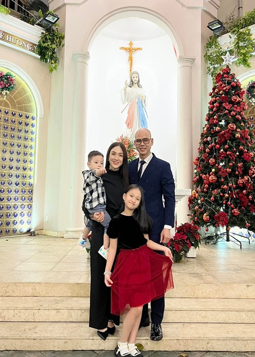 Vợ chồng Phan Đinh Tùng có hai con chung: con gái Noel sinh năm 2013 và con trai Noah sinh năm 2021.
