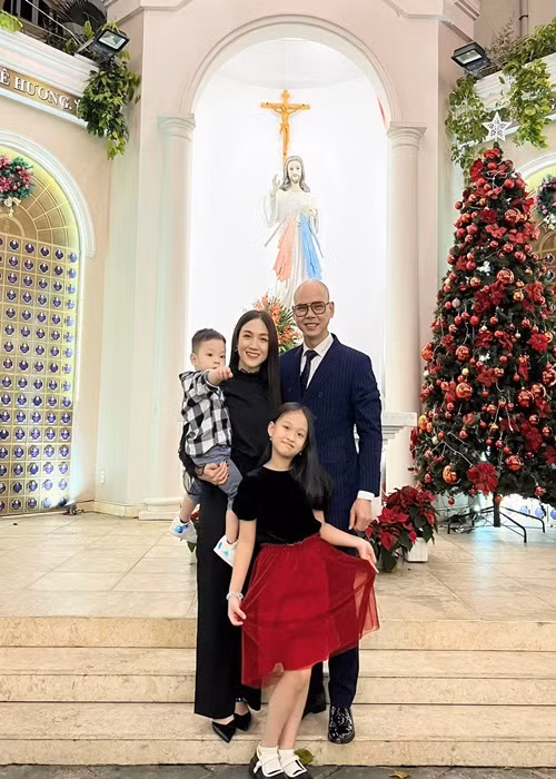 Vợ chồng Phan Đinh Tùng có hai con chung: con gái Noel sinh năm 2013 và con trai Noah sinh năm 2021.