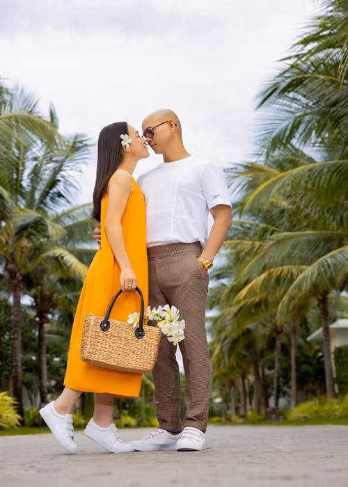 "Vợ tôi hy sinh rất nhiều nên thiệt thòi lắm. Đó chính là lý do tôi tự nhủ phải dành nhiều thời gian hơn cho gia đình, cũng chính là cách để tôi bù đắp cho bà xã", nam ca sĩ từng chia sẻ.