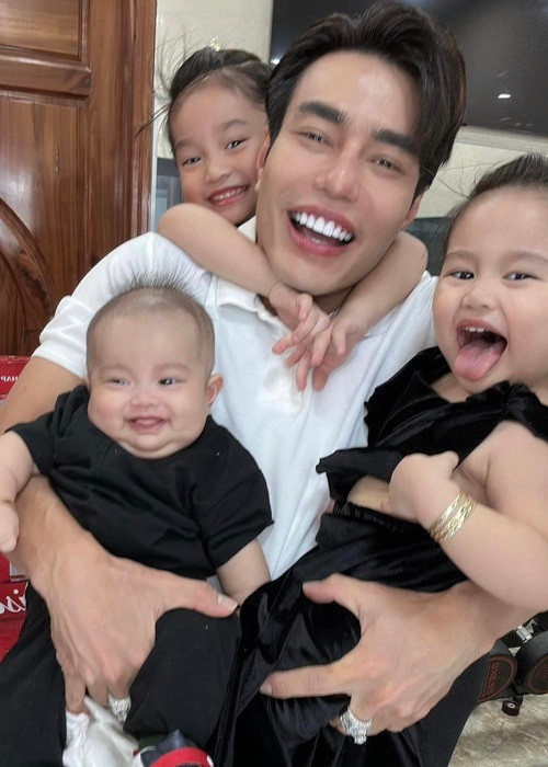 Nhờ vẻ ngoài đáng yêu, biểu cảm hài hước, bé Bảo Ngọc có hợp đồng quảng cáo đầu tiên khi chỉ mới 6 tháng tuổi.