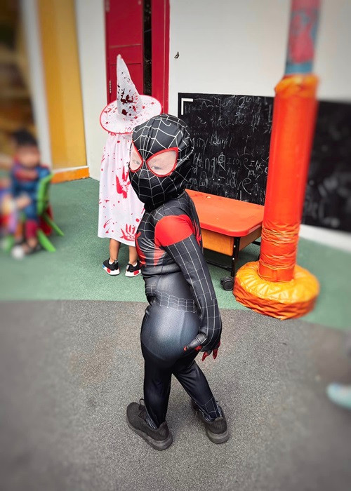 Trà My đăng tải hình ảnh nhí nhảnh của con trai khi mặc trang phục người nhện. Trà My chia sẻ, cô hay chụp, quay lại những khoảnh khắc hài hước, vui vẻ của các con và đăng lên trang cá nhân, fanpage vì các con đã mang đến cho gia đình cô nhiều điều mới mẻ, sự lạc quan, yêu đời và tinh thần tích cực.