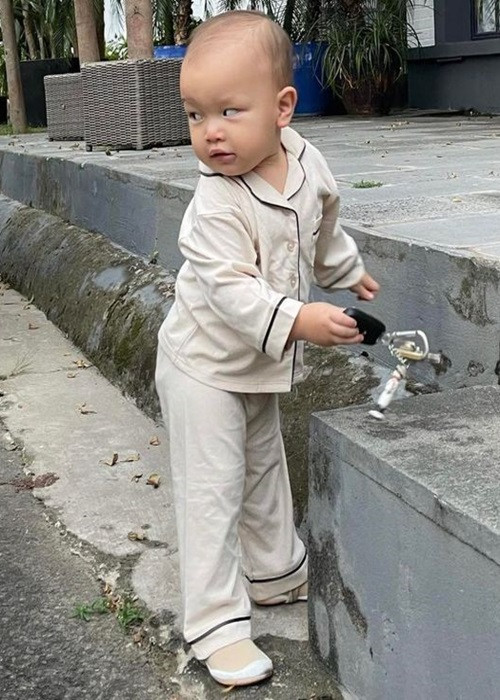 Bé Leon - con trai của Hồ Ngọc Hà - Kim Lý có những biểu cảm đặc trưng.