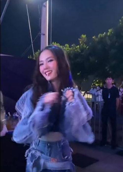 Nàng hậu trải lòng về ồn ào: "Người ta nói hoa hậu thì cần phải đoan trang. Nhưng những giây phút gần gũi đời thường là cách mà hoa hậu không quá xa cách với mọi người. Hãy nhìn nhận tích cực hơn. Tôi là người yêu âm nhạc. Nhảy nhót không có nghĩa là mình xấu. Khiến mọi người vui vẻ, bung xõa không có nghĩa là mình sẽ lơ là công việc. Tôi rất rõ ràng, làm việc là làm việc, chơi là chơi, học là học. Quan trọng nhất tôi luôn là chính mình". Ảnh: Dân Việt