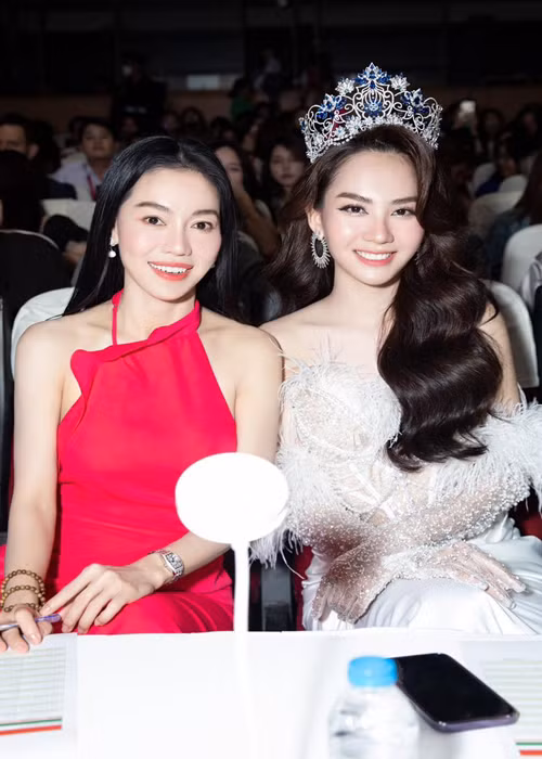Bà Phạm Kim Dung – Chủ tịch Miss World Vietnam bênh vực Mai Phương. "Tôi nghĩ với một lễ hội âm nhạc sôi động, trẻ trung thì hình ảnh và cách thể hiện của Hoa hậu Mai Phương tại sự kiện này là hoàn toàn phù hợp. Bằng chứng là khán giả có mặt đã cổ vũ cho Mai Phương rất nhiệt tình. Tôi không thấy có một chi tiết, hành động nào từ phía Hoa hậu Mai Phương là phản cảm", "bà trùm hoa hậu" chia sẻ trên Dân Việt. Ảnh: Dân Việt