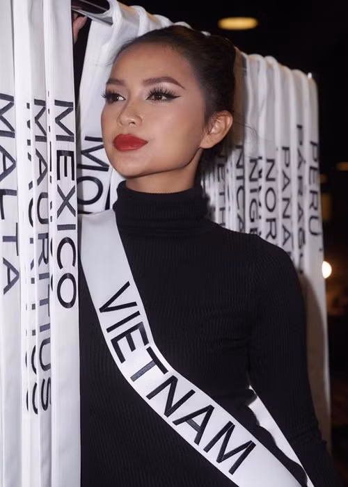 Cuộc thi Miss Universe 2022 - Hoa hậu Hoàn vũ Thế giới 2022 chính thức diễn ra. Hoa hậu Ngọc Châu cùng các thí sinh khác vừa được các chuyên gia trang điểm của cuộc thi thay đổi diện mạo. Ảnh: FBNV