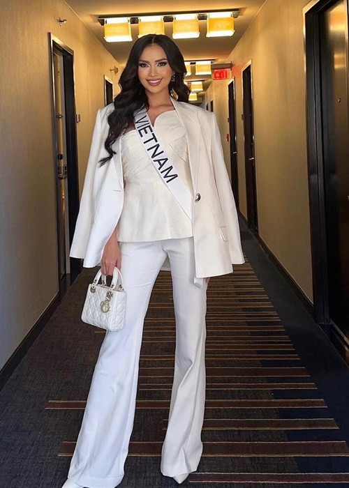 Gương mặt của Ngọc Châu trông có nét lai "Tây" dưới bàn tay của chuyên gia trang điểm. Ảnh: FBNV