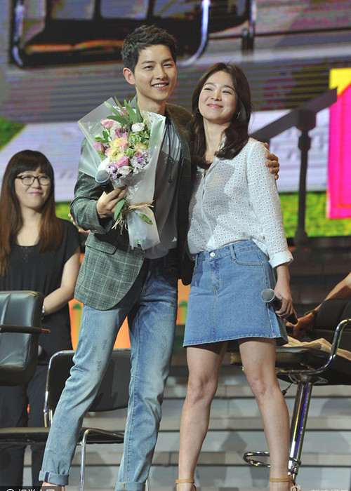 Người vợ đầu tiên của Song Joong Ki là Song Hye Kyo. Cô nổi tiếng, giàu có. Cả hai nảy sinh tình cảm trên phim trường “Hậu duệ mặt trời”. Ảnh: Sina