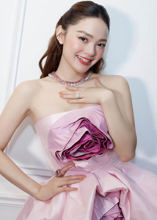 Sao Viet nam cu len xe hoa, nam moi cho tin vui bau bi