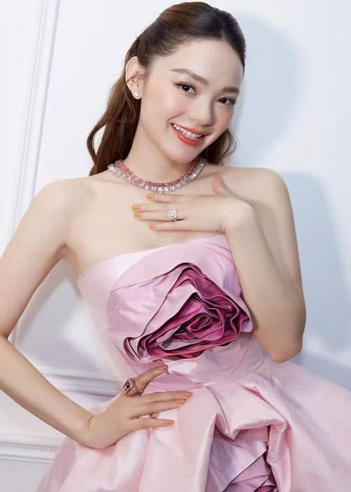 Sao Viet nam cu len xe hoa, nam moi cho tin vui bau bi