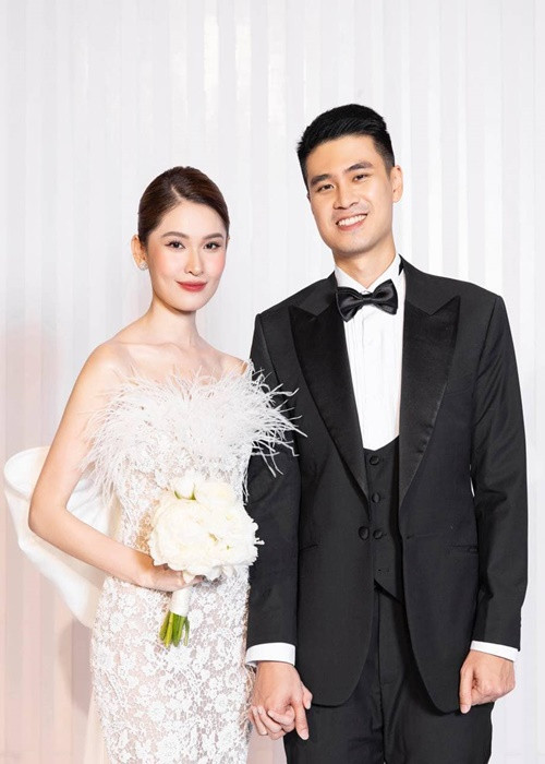 Á hậu Thùy Dung lên xe hoa năm 2022. Người đẹp cho biết, vợ chồng cô chưa có kế hoạch sinh con mà muốn tận hưởng cuộc sống vợ chồng son sau 5 năm yêu xa.