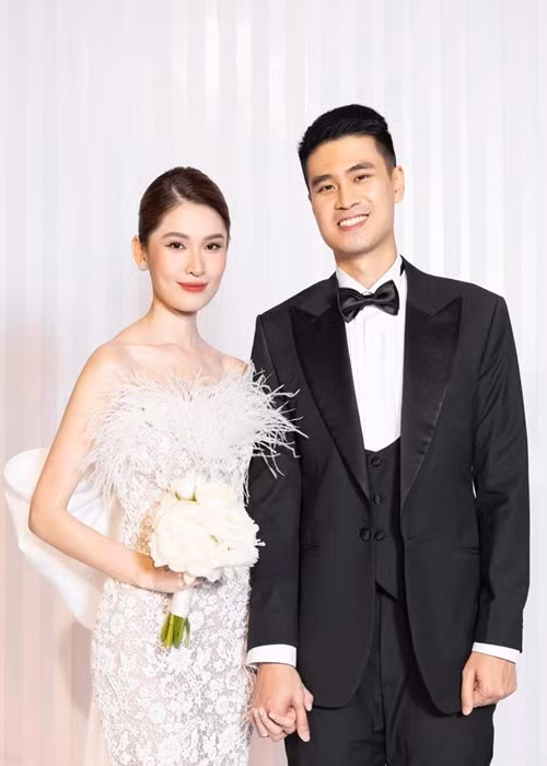 Á hậu Thùy Dung lên xe hoa năm 2022. Người đẹp cho biết, vợ chồng cô chưa có kế hoạch sinh con mà muốn tận hưởng cuộc sống vợ chồng son sau 5 năm yêu xa.