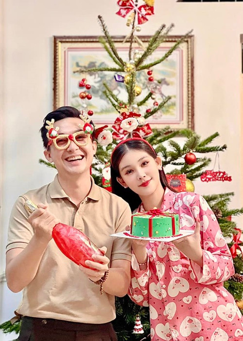 Ông xã Ngân Anh bộc bạch thêm: “Tôi và Ngân Anh vẫn muốn có thời gian vợ chồng son. Thật sự bây giờ rất hạnh phúc nhưng nếu mình không trách nhiệm, không thật sự cố gắng cũng không thể cam kết có hạnh phúc mãi được. Một đến hai năm đó cũng là khoảng thời gian nhìn nhận đã sẵn sàng với nhau hay không, có tốt không”.