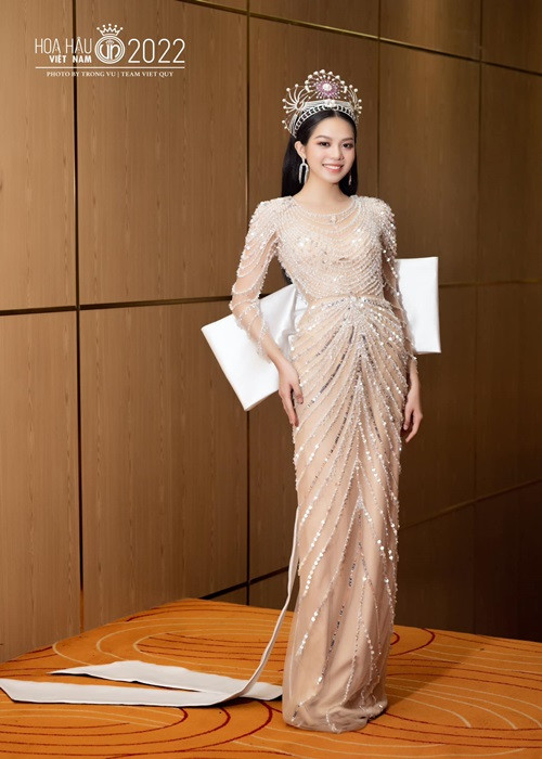 Hoa hậu Thanh Thủy đi media tour, gặp các nhãn hàng, làm những công tác thiện nguyện.