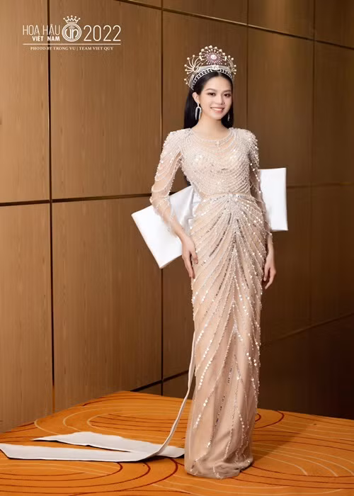 Hoa hậu Thanh Thủy đi media tour, gặp các nhãn hàng, làm những công tác thiện nguyện.