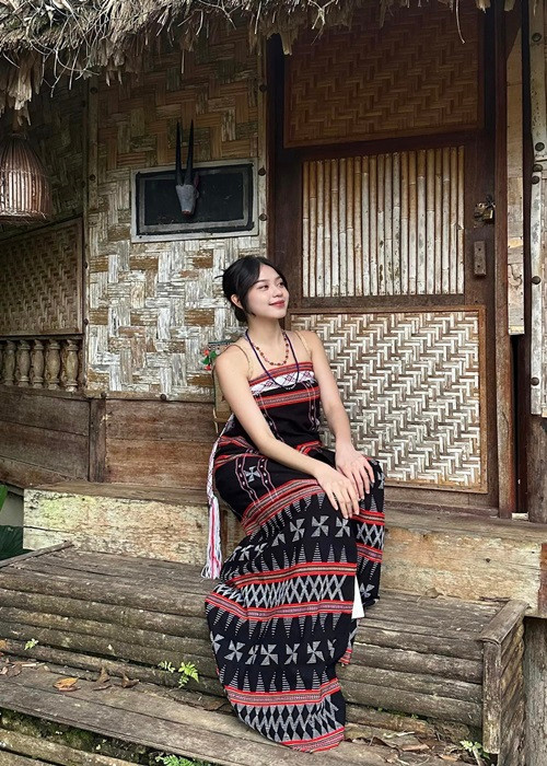 Nàng hậu trẻ trung, gợi cảm khi hóa cô thôn nữ.