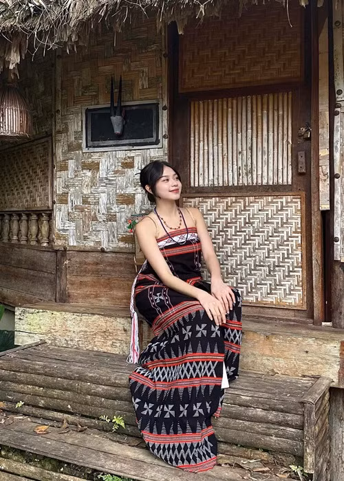 Nàng hậu trẻ trung, gợi cảm khi hóa cô thôn nữ.