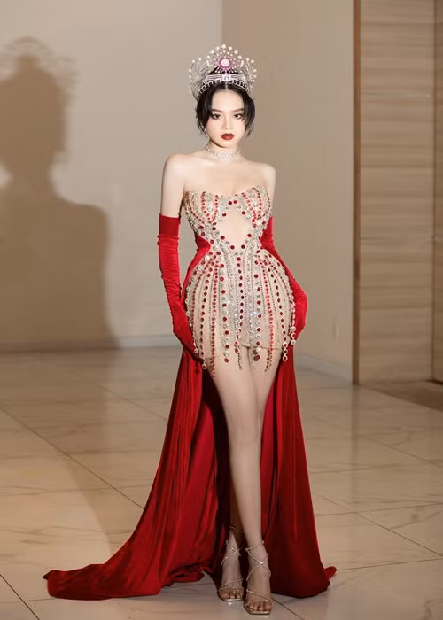 Thanh Thủy có chiều cao 1m76, số đo 3 vòng 80-63-94cm vào thời điểm giành vương miện Hoa hậu Việt Nam 2022.