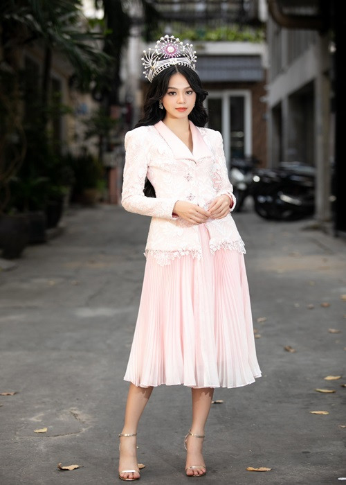 Thanh Thủy được nhiều người khen ngợi ngày càng xinh sau khi đăng quang.