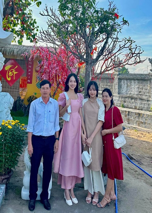 Người đẹp đến từ Đà Nẵng hạnh phúc đón Tết Nguyên đán 2023 bên gia đình.