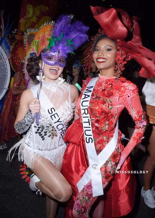 Các thí sinh Hoa hậu Hoàn vũ Thế giới 2022 khuấy động không khí đường phố New Orleans (Mỹ). Ảnh: Missosology