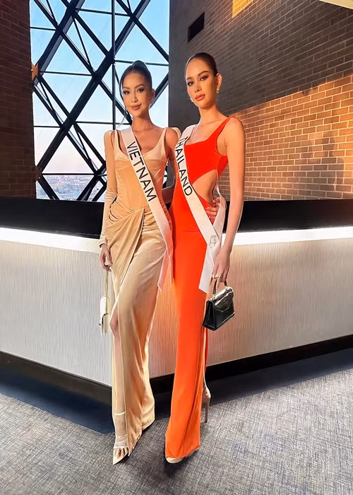 Ngọc Châu cùng các thí sinh chính thức tham gia các hoạt động của cuộc thi vào ngày 4/1. Ảnh: FBNV