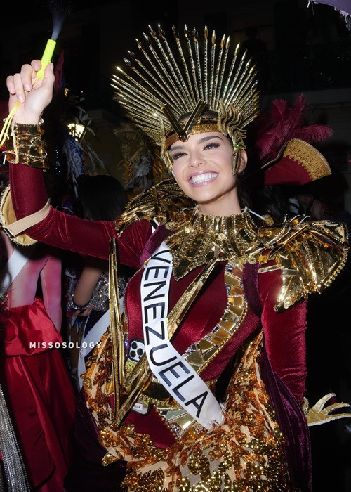 Đại diện Venezuela tươi tắn trong lúc diễu hành. Ảnh: Missosology