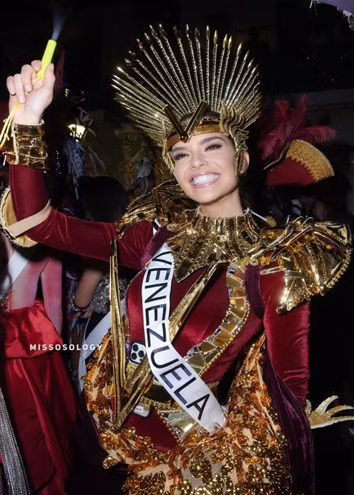 Đại diện Venezuela tươi tắn trong lúc diễu hành. Ảnh: Missosology