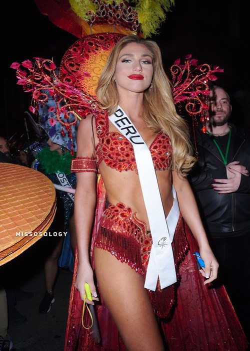 Đại diện Peru gợi cảm trên phố. Ảnh: Missosology