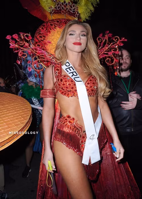 Đại diện Peru gợi cảm trên phố. Ảnh: Missosology