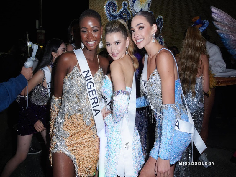 Ban tổ chức chia thí sinh hai nhóm: một nhóm diện đồng phục của ban tổ chức và một nhóm mặc quốc phục. Ảnh: Missosology