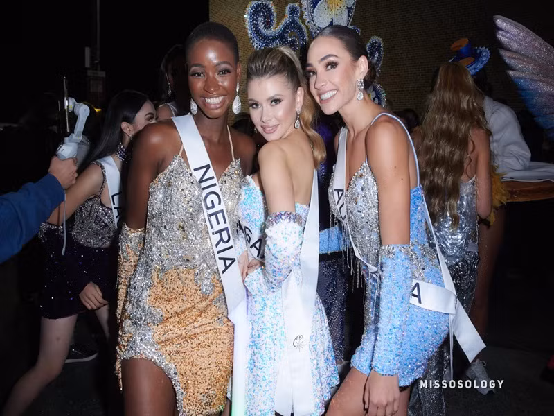 Ban tổ chức chia thí sinh hai nhóm: một nhóm diện đồng phục của ban tổ chức và một nhóm mặc quốc phục. Ảnh: Missosology