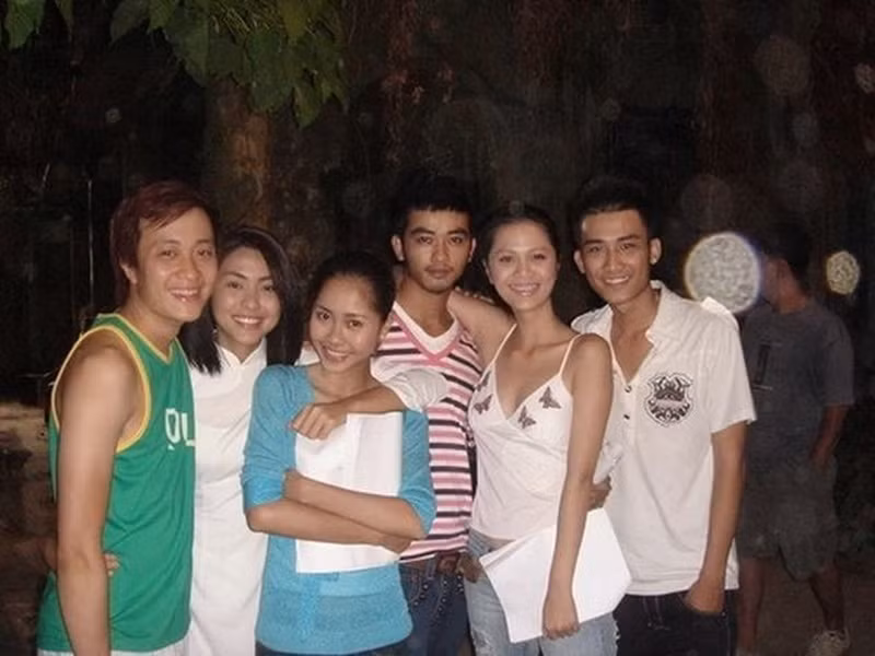 Hai vai diễn phụ nổi bật khác trong “Bỗng dưng muốn khóc” là Khánh (Minh Tuấn) và Duy (Chí Thiện). Vào thời điểm đóng phim, cả hai hoạt động trong nhóm La Thăng. Sau khi nhóm tan rã, Minh Tuấn và Chí Thiện (ngoài cùng bên phải) hoạt động solo. Trong khi Minh Tuấn thử sức ở vai trò ông bầu, Chí Thiện theo đuổi sự nghiệp diễn xuất. Ảnh: Dân Trí