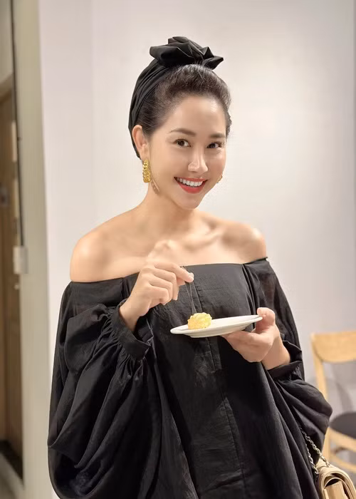 Sau vai cô gái thích làm đẹp tên Loan trong “Bỗng dưng muốn khóc”, Tường Vi, trở thành gương mặt quen thuộc với khán giả truyền hình. Hiện tại, nữ diễn viên chưa lập gia đình. Ảnh: FBNV