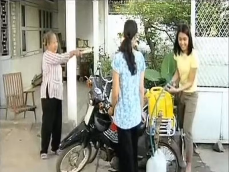 Trong “Bỗng dưng muốn khóc”, nghệ sĩ Thiên Kim đóng vai bà Mười bán nước. Nhân vật này chỉ xuất hiện trong bối cảnh duy nhất: khi Trúc đến mua nước. Bà Mười kể với Trúc rằng thời trẻ bà có rất nhiều chàng trai theo đuổi. Chi tiết này khiến nhiều người cười nghiêng ngả. Ảnh: Đất Việt