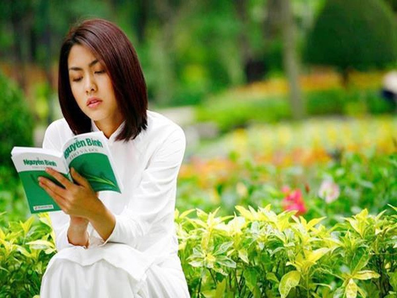 Tăng Thanh Hà vụt sáng nhờ hình ảnh cô Trúc xinh đẹp luôn diện áo dài trắng thướt tha trong “Bỗng dưng muốn khóc”. Sau phim này, cô tiếp tục tham gia một số dự án phim như “Đẹp từng centimet”, “Cánh đồng bất tận” và “Mỹ nhân kế”. Đến khi lập gia đình, Hà Tăng rút khỏi showbiz. Ảnh: Dân Việt