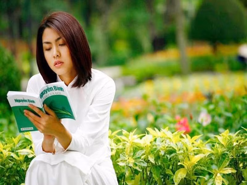 Tăng Thanh Hà vụt sáng nhờ hình ảnh cô Trúc xinh đẹp luôn diện áo dài trắng thướt tha trong “Bỗng dưng muốn khóc”. Sau phim này, cô tiếp tục tham gia một số dự án phim như “Đẹp từng centimet”, “Cánh đồng bất tận” và “Mỹ nhân kế”. Đến khi lập gia đình, Hà Tăng rút khỏi showbiz. Ảnh: Dân Việt