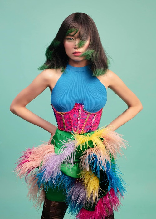 Dù biết rằng Quân có những người phụ nữ khác bên ngoài, Hoàng Thùy Linh vẫn cho qua bởi chính cô tự thấy bản thân mình không có quyền chọn lựa. Tuy nhiên, người đàn ông này không chỉ lăng nhăng mà còn coi thường công việc nghệ thuật của Hoàng Thùy Linh. Ảnh: FBNV