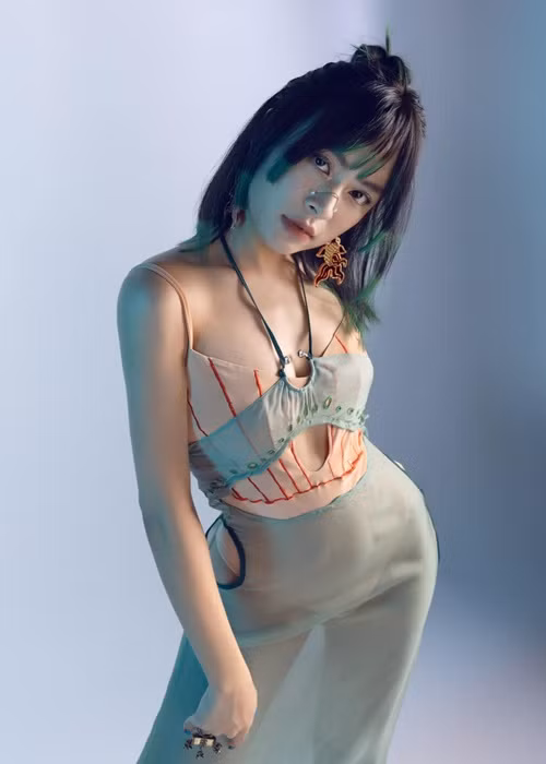 Hoàng Thùy Linh từng yêu một người đàn ông tên Quân. Người này hơn cô 20 tuổi, có chỗ đứng cho xã hội và luôn chăm lo cho cô. Trong số những người bạn trai cũ thì đây là người duy nhất Hoàng Thùy Linh có dự định kết hôn. Ảnh: FBNV