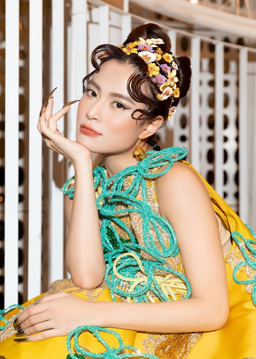 Chia sẻ về Harry Lu, Hoàng Thùy Linh viết trong tự truyện rằng, mối quan hệ với nam diễn viên này chưa thể gọi là tình yêu. Tuy nhiên, trước chia sẻ của Harry Lu, cô cảm thấy "tổn thương vô cùng. Có cách nào gợi lại nỗi đau quá khứ của tôi tốt hơn thế không?". Ảnh: FBNV