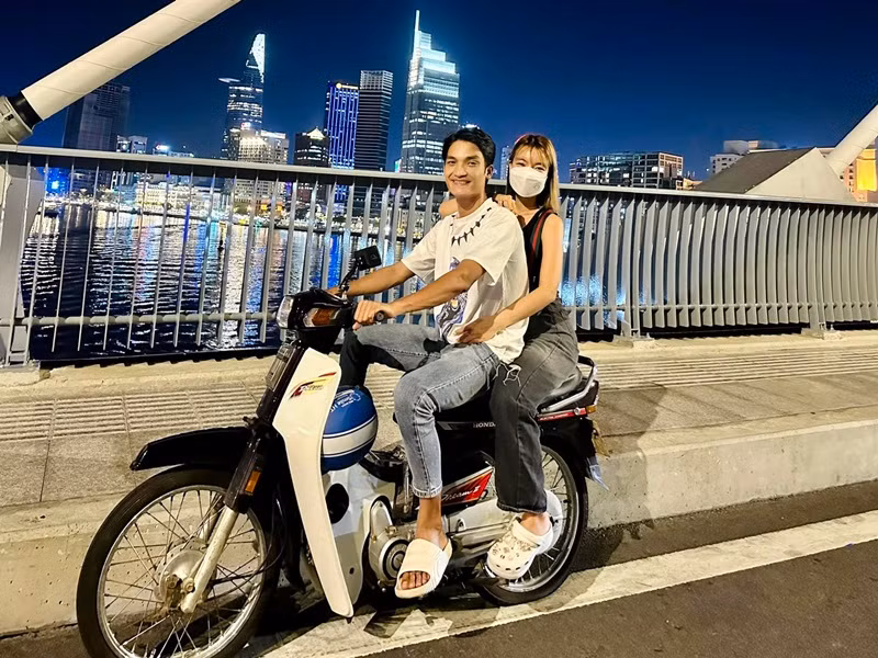 Mạc Văn Khoa cũng lấy vợ hơn tuổi. Bà xã của nam diễn viên là Thảo Vy. Cả hai chênh nhau 3 tuổi. Thảo Vy chính là người đồng cam cộng khổ cùng Mạc Văn Khoa khi anh còn nghèo khó.