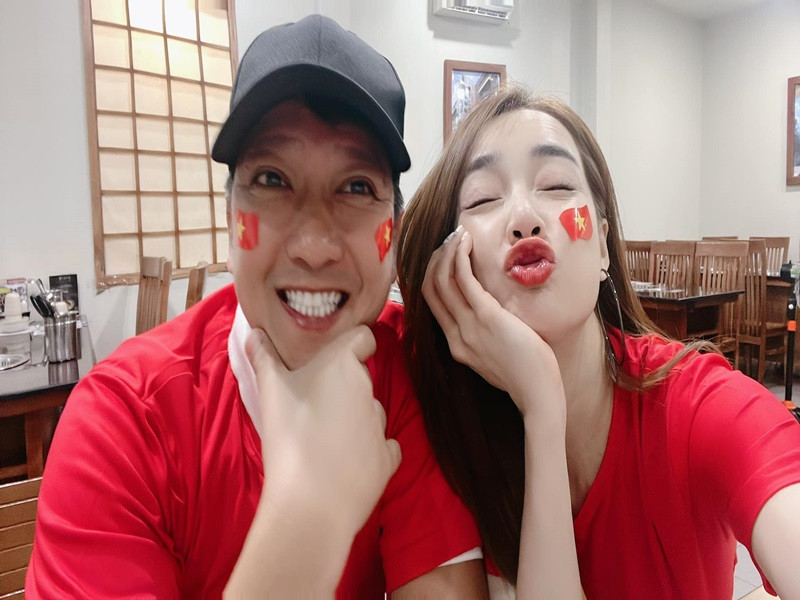 Nhã Phương khéo "nịnh" chồng. Trường Giang từng chia sẻ: "Nhã Phương thì chỉ biết là chăm con với lại ở không thôi. Cái gì Phương không làm được thì Giang nói: "Thôi để anh làm cho, để anh giải quyết cho". Sau đó, Phương nói: "Thiệt! Không có anh em sống không được đâu".